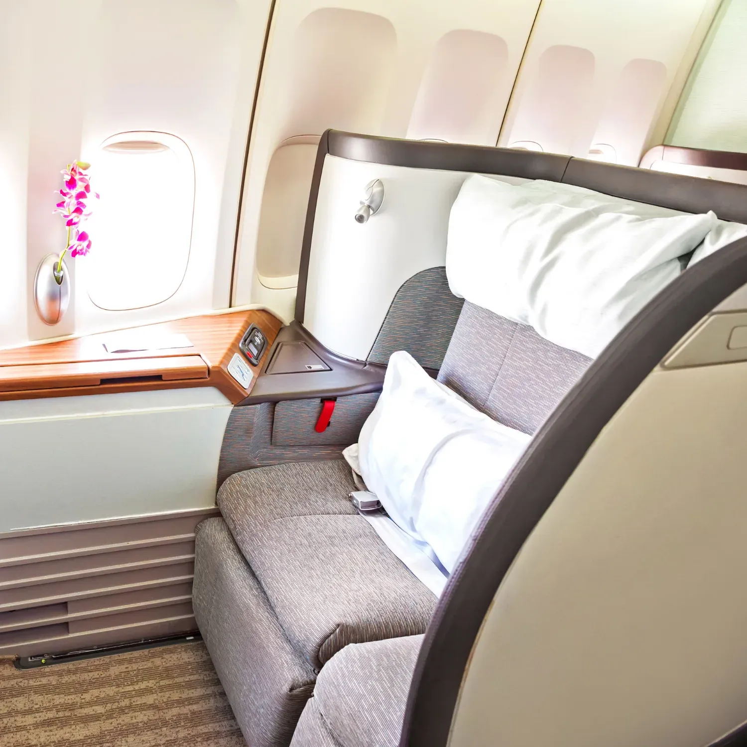 Que companhia aérea tem uma cama na primeira classe?