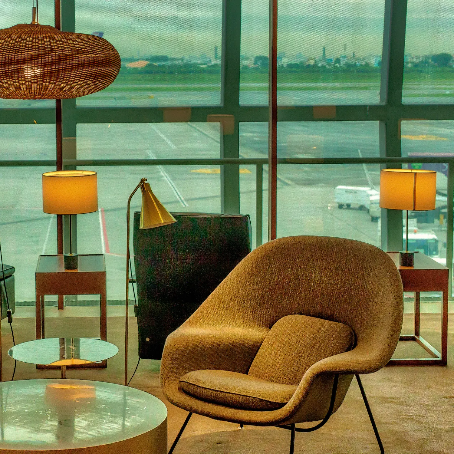 🛋️ VIP空港ラウンジ:優雅にくつろごう!